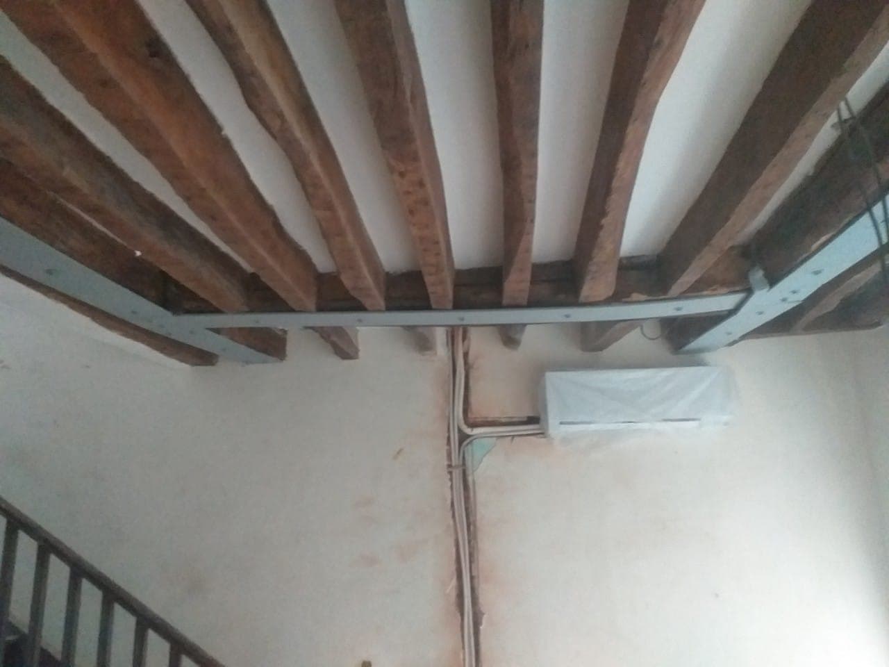 Renforcement des poutres en bois existantes par fers plats à Paris