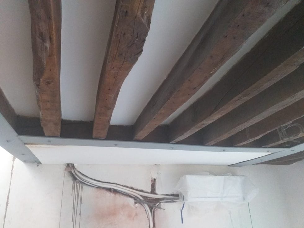 Renforcement des poutres en bois existantes par fers plats à Paris
