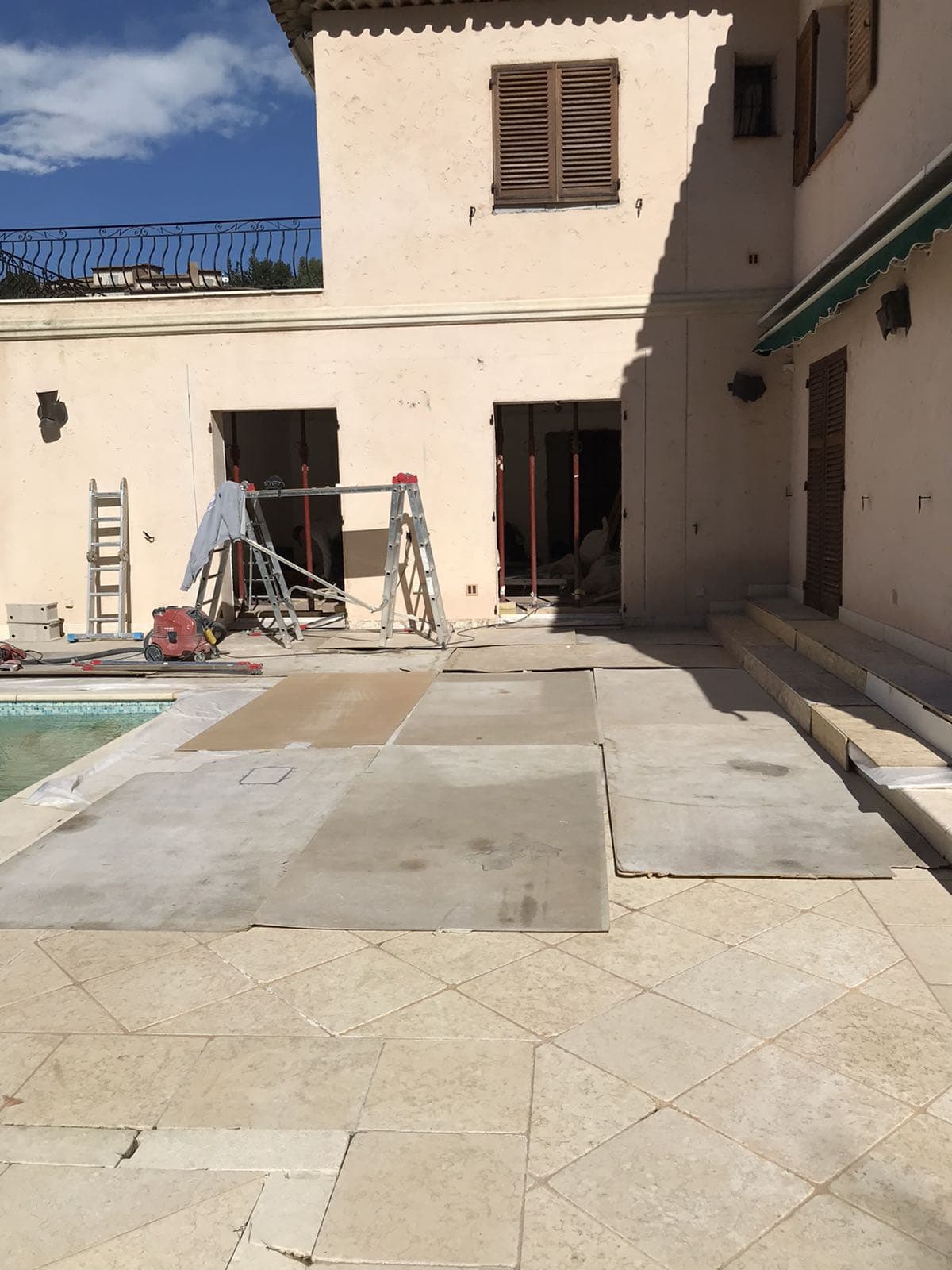 Murs porteurs - Agrandissement des baies vitrées dans les murs porteurs de la villa à Saint-Jean Cap Ferrat. 11