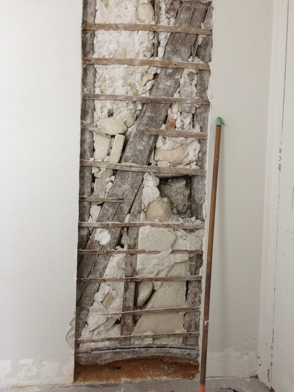 Murs porteurs Renforcement des poutres - Ouverture d'une baie dans un mur porteur en colombage réalisé à Levallois-Perret. Renforcement par structure métallique 15