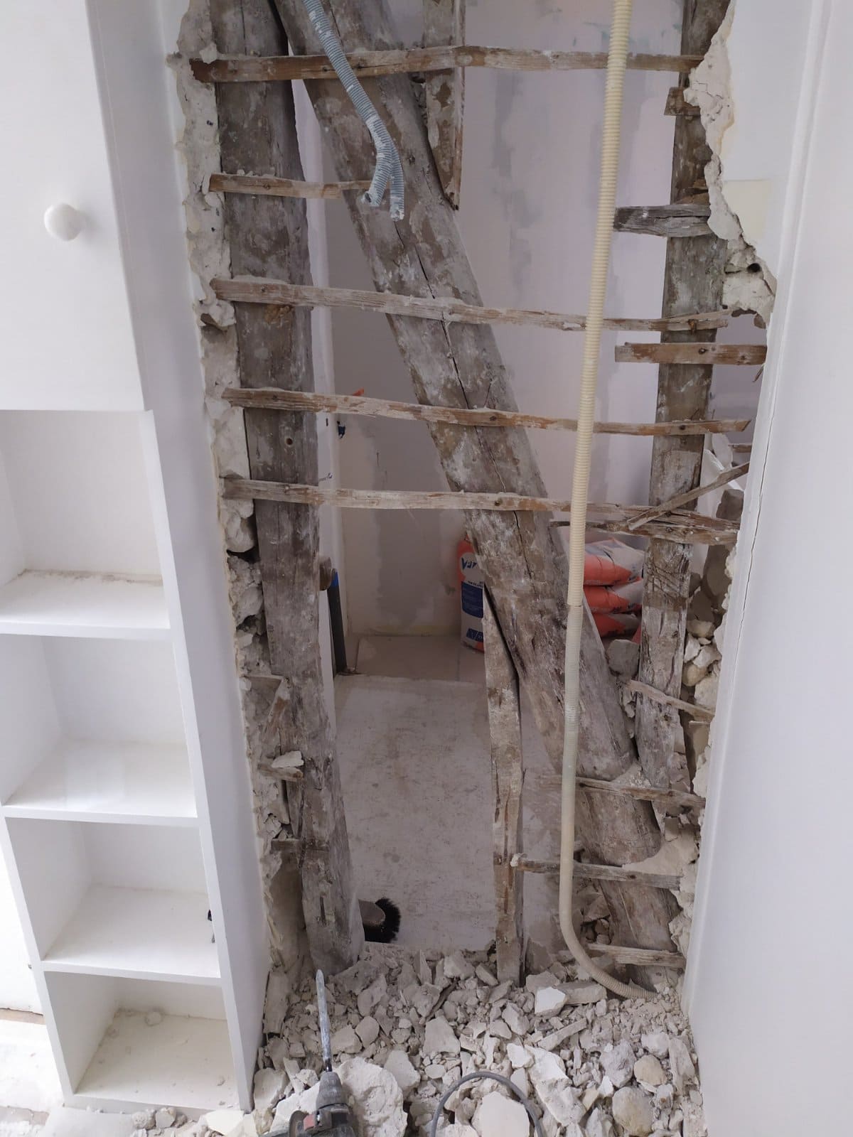 Murs porteurs Renforcement des poutres - Ouverture d'une baie dans un mur porteur en colombage réalisé à Levallois-Perret. Renforcement par structure métallique 13