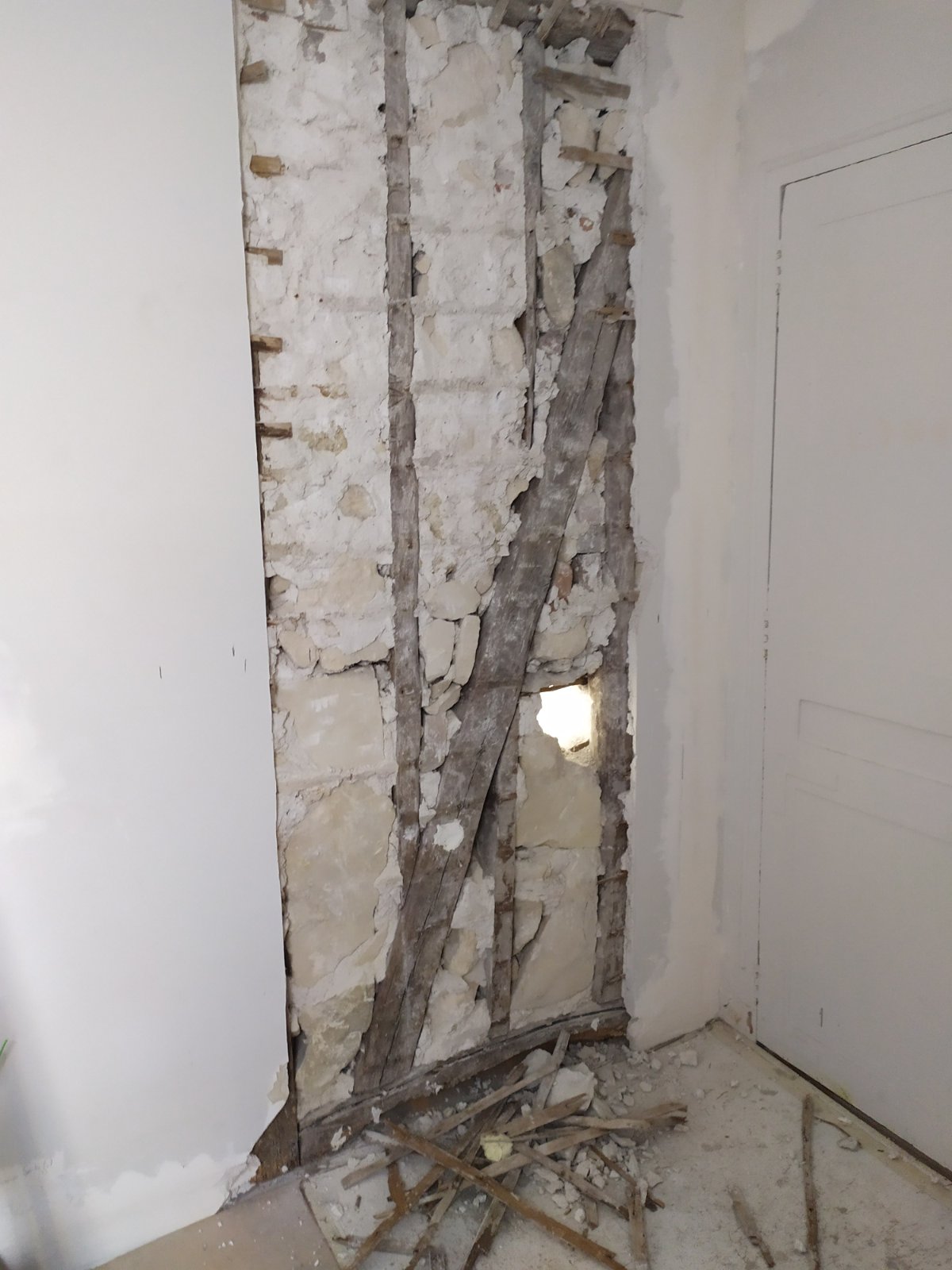 Murs porteurs Renforcement des poutres - Ouverture d'une baie dans un mur porteur en colombage réalisé à Levallois-Perret. Renforcement par structure métallique 12