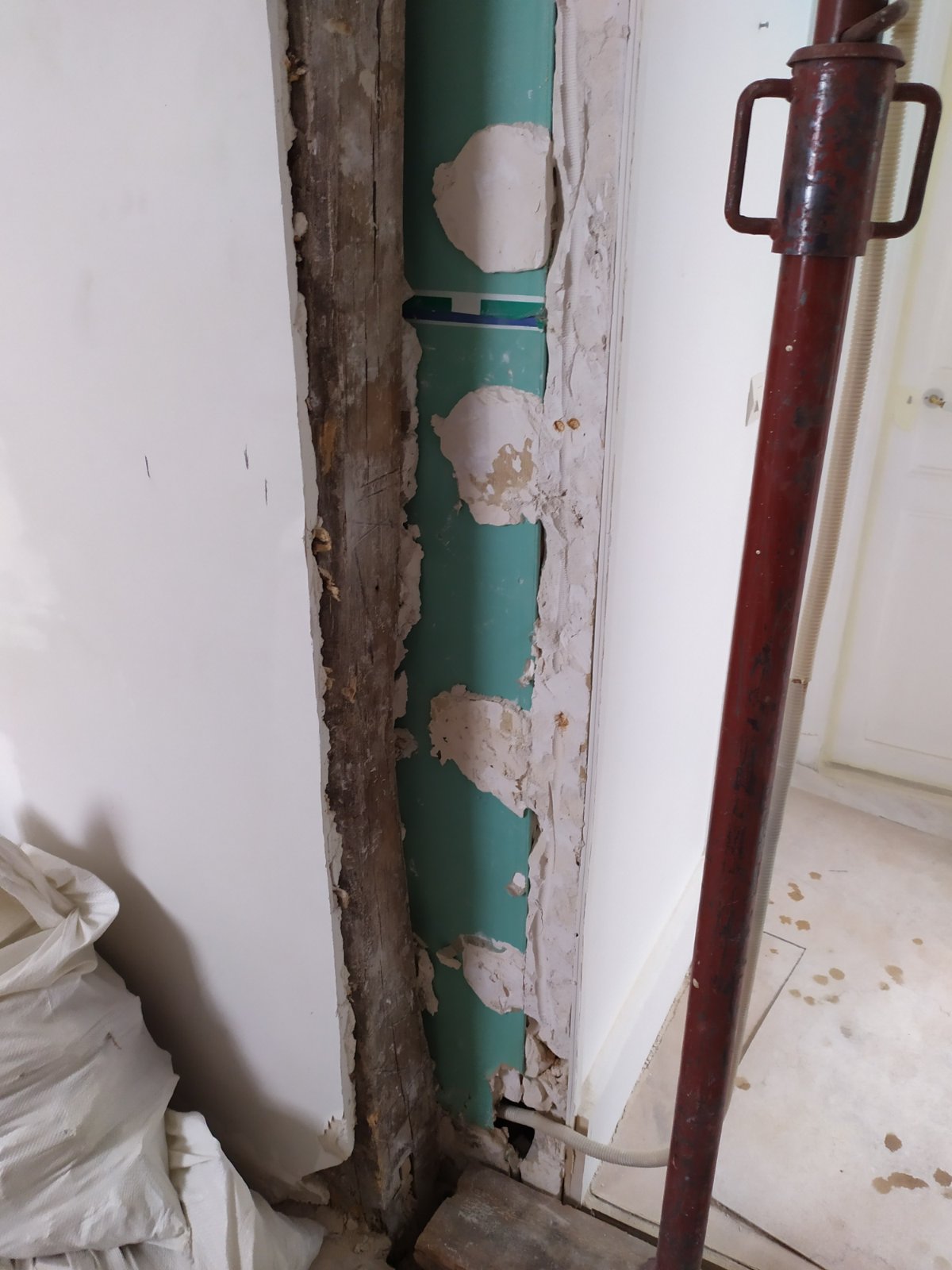 Murs porteurs Renforcement des poutres - Ouverture d'une baie dans un mur porteur en colombage réalisé à Levallois-Perret. Renforcement par structure métallique 11