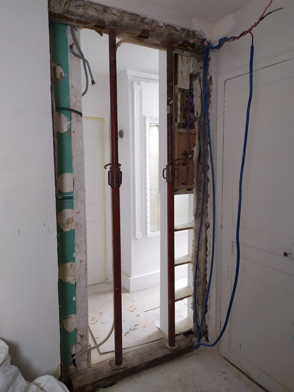 Murs porteurs Renforcement des poutres - Ouverture d'une baie dans un mur porteur en colombage réalisé à Levallois-Perret. Renforcement par structure métallique 10