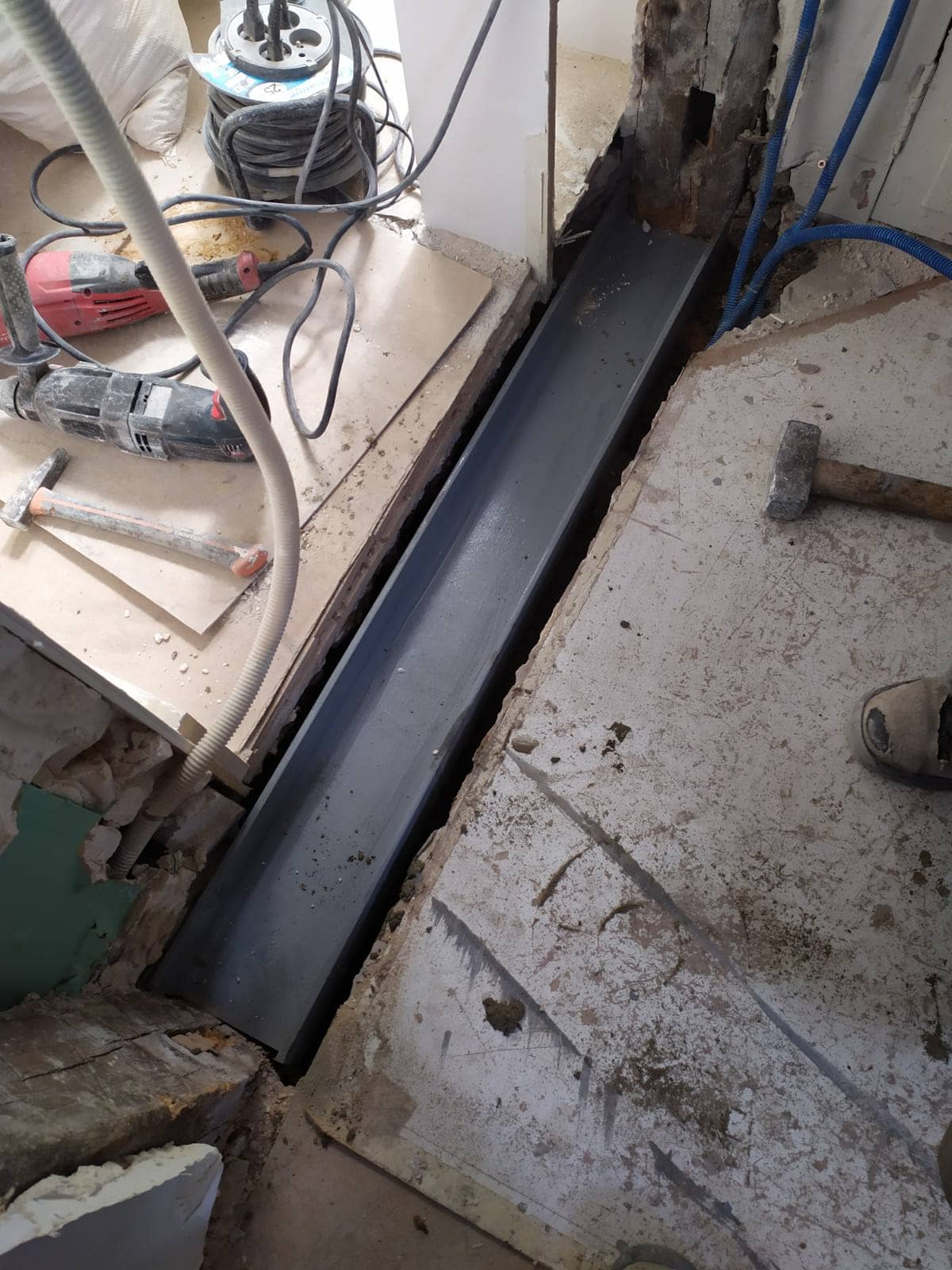 Murs porteurs Renforcement des poutres - Ouverture d'une baie dans un mur porteur en colombage réalisé à Levallois-Perret. Renforcement par structure métallique 8