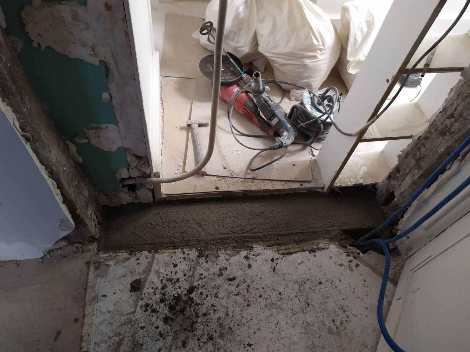 Murs porteurs Renforcement des poutres - Ouverture d'une baie dans un mur porteur en colombage réalisé à Levallois-Perret. Renforcement par structure métallique 6