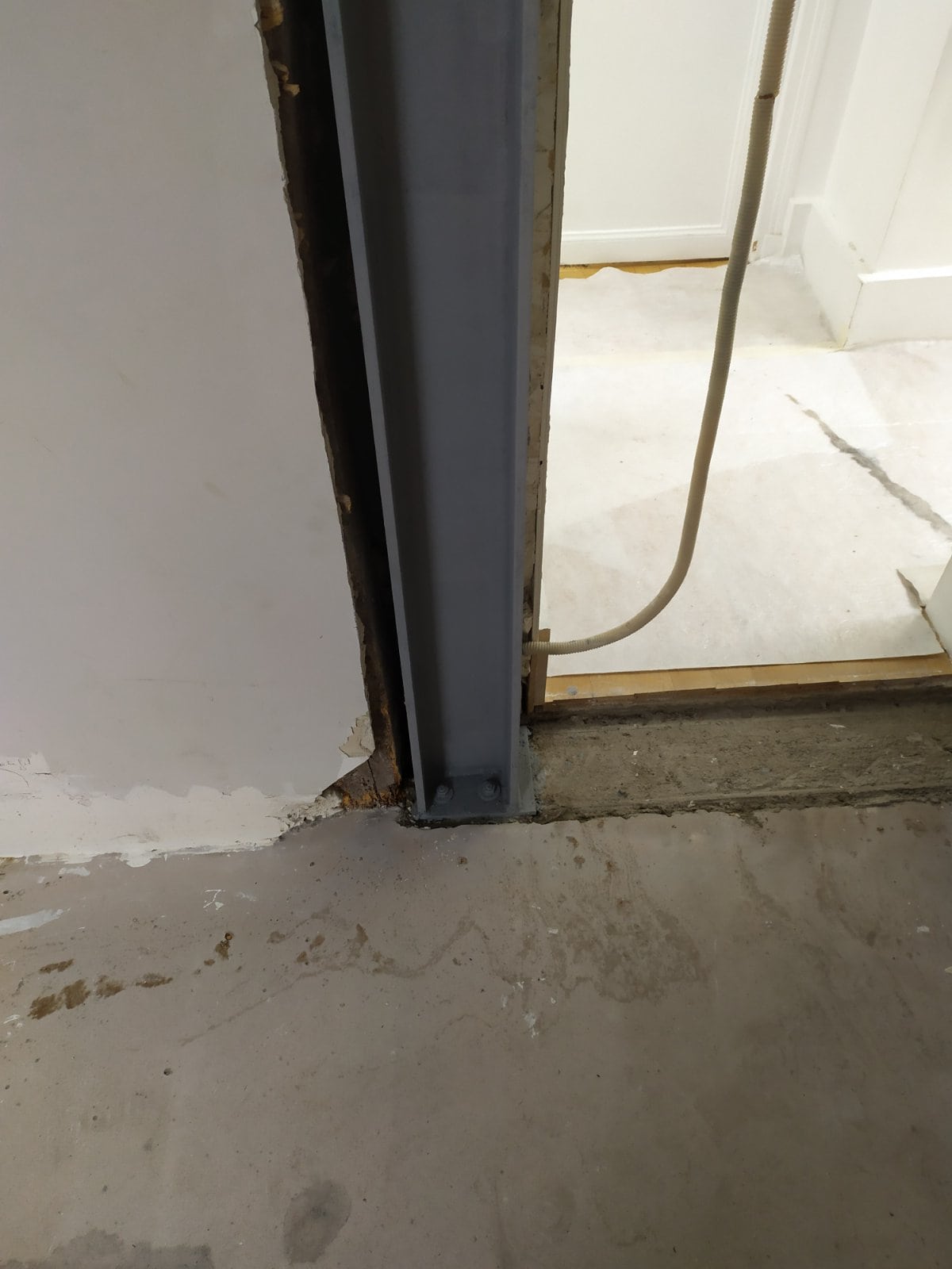 Murs porteurs Renforcement des poutres - Ouverture d'une baie dans un mur porteur en colombage réalisé à Levallois-Perret. Renforcement par structure métallique 5