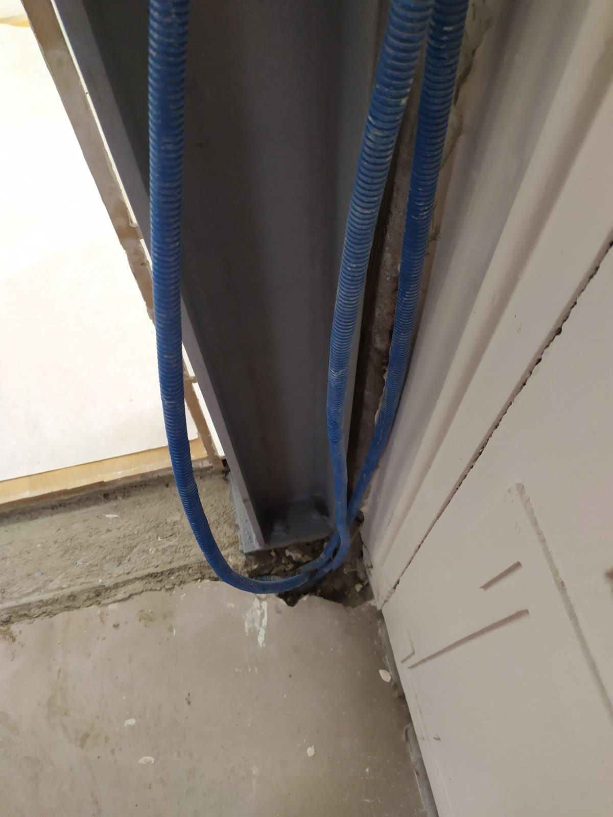 Murs porteurs Renforcement des poutres - Ouverture d'une baie dans un mur porteur en colombage réalisé à Levallois-Perret. Renforcement par structure métallique 4