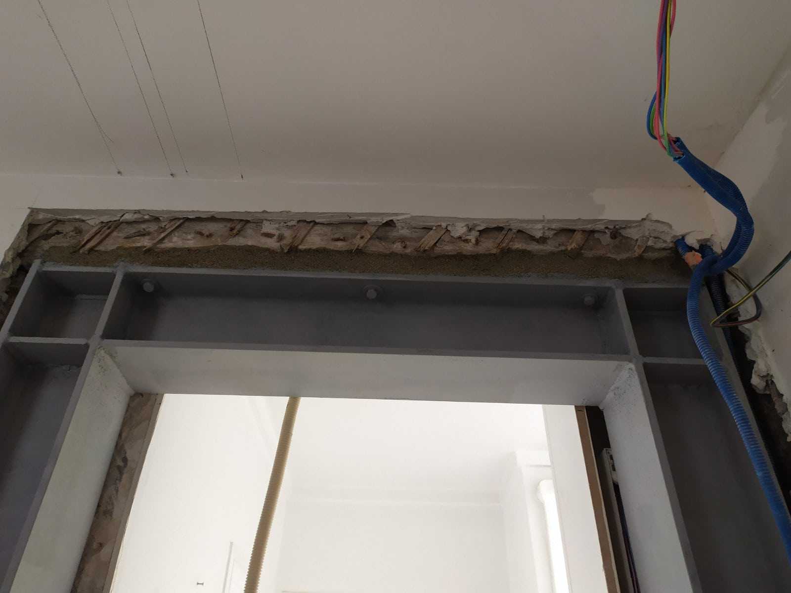 Murs porteurs Renforcement des poutres - Ouverture d'une baie dans un mur porteur en colombage réalisé à Levallois-Perret. Renforcement par structure métallique 2