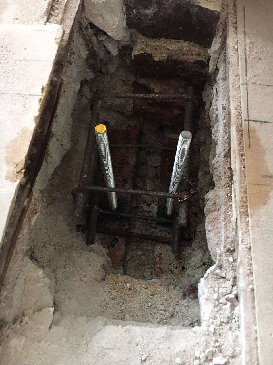 Murs porteurs Renforcement des poutres - Ouvertures de trois murs porteurs en briques rouges au premier étage. Réalisation à Menton 22