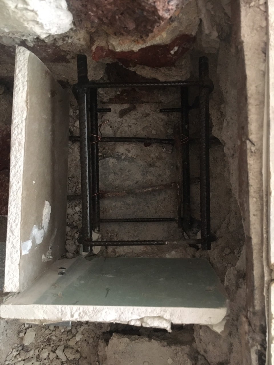 Murs porteurs Renforcement des poutres - Ouvertures de trois murs porteurs en briques rouges au premier étage. Réalisation à Menton 10