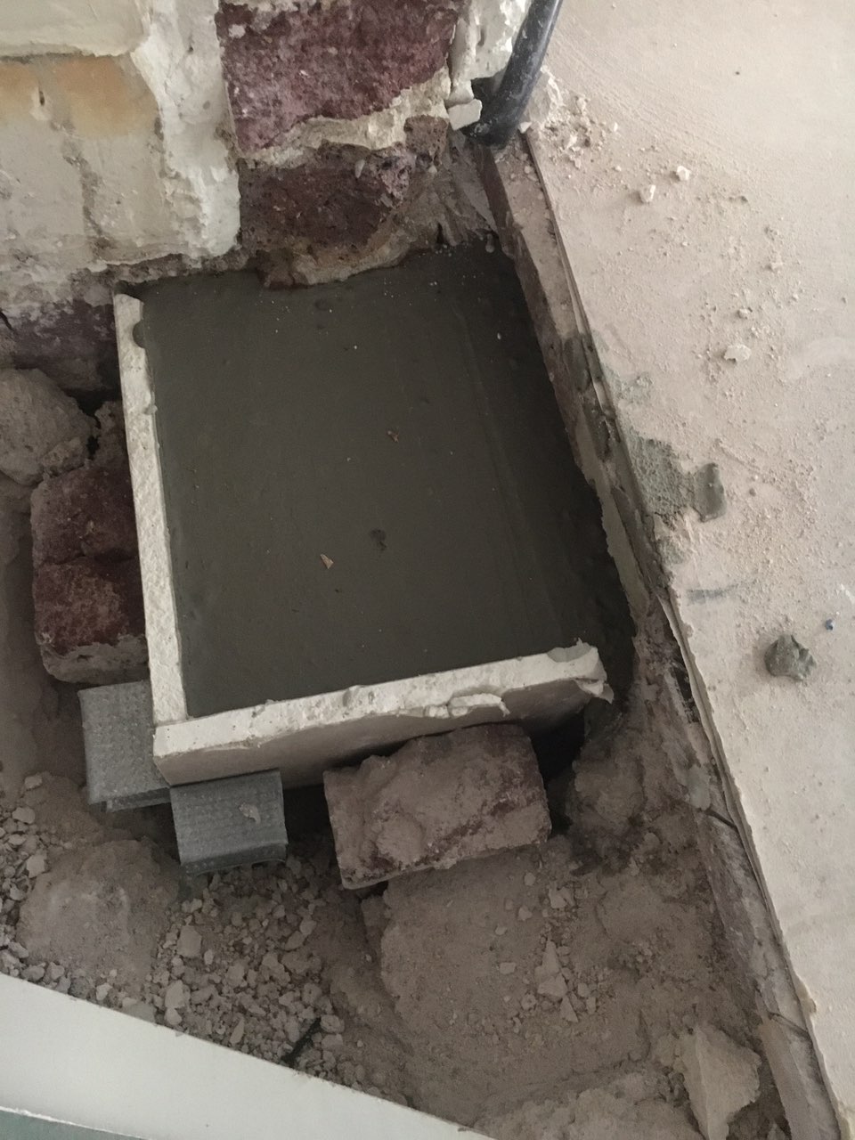 Murs porteurs Renforcement des poutres - Ouvertures de trois murs porteurs en briques rouges au premier étage. Réalisation à Menton 9
