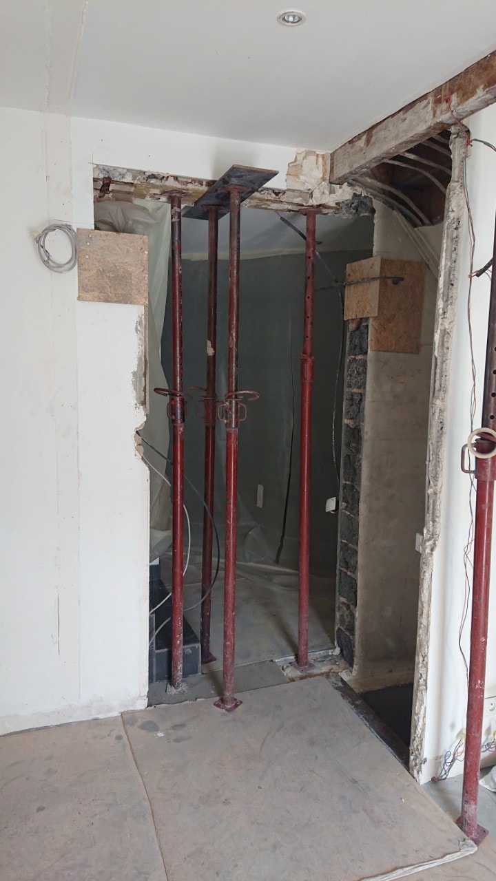 Murs porteurs - Agrandissement d'une baie-porte, renforcement par structure métallique à Grasse. 22