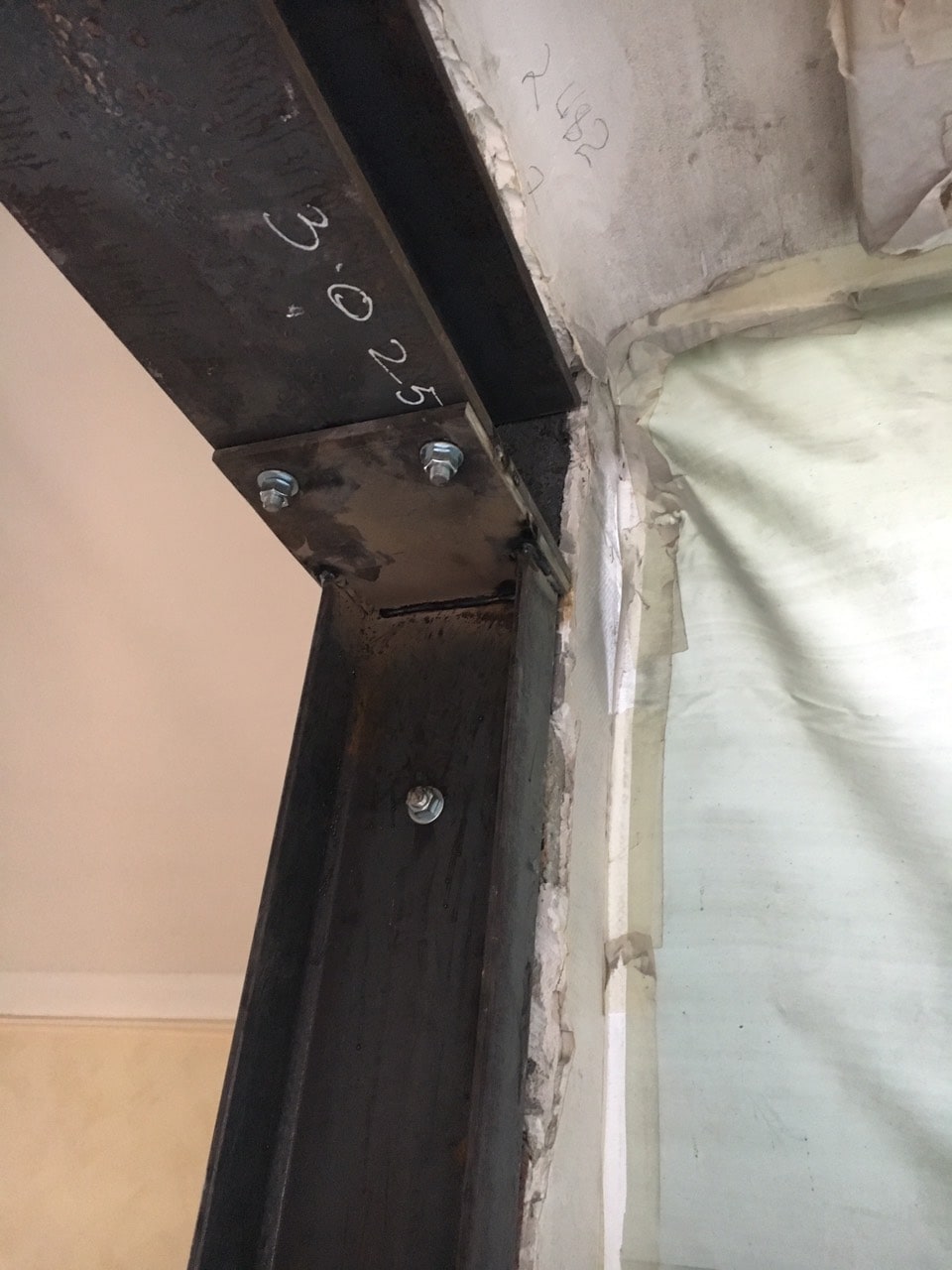 Murs porteurs - Agrandissement d'une baie dans un mur porteur en mâchefer, démolition d'une cloison. Pose d’un IPN. Réalisation à Blanc-Mesnil. 6