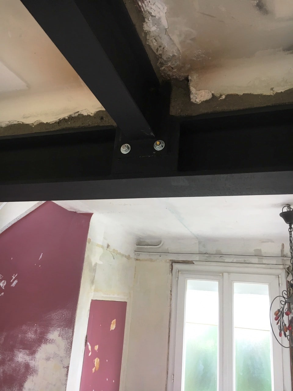 Murs porteurs - Agrandissement d'une baie dans un mur porteur en mâchefer, démolition d'une cloison. Pose d’un IPN. Réalisation à Blanc-Mesnil. 2