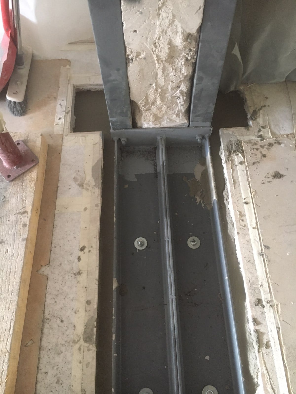 Murs porteurs - Création d'une ouverture dans un mur porteur en béton armée à Mandelieu-la-Napoule. Renforcement par technique de moisage. 14