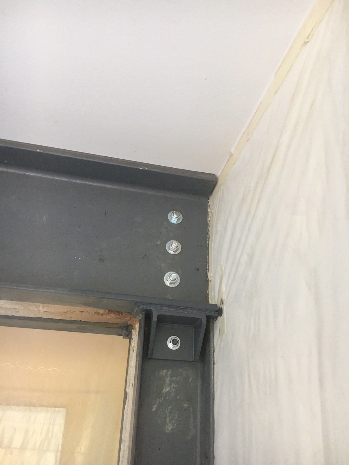 Murs porteurs - Création d'une ouverture dans un mur porteur en béton armée à Mandelieu-la-Napoule. Renforcement par technique de moisage. 11