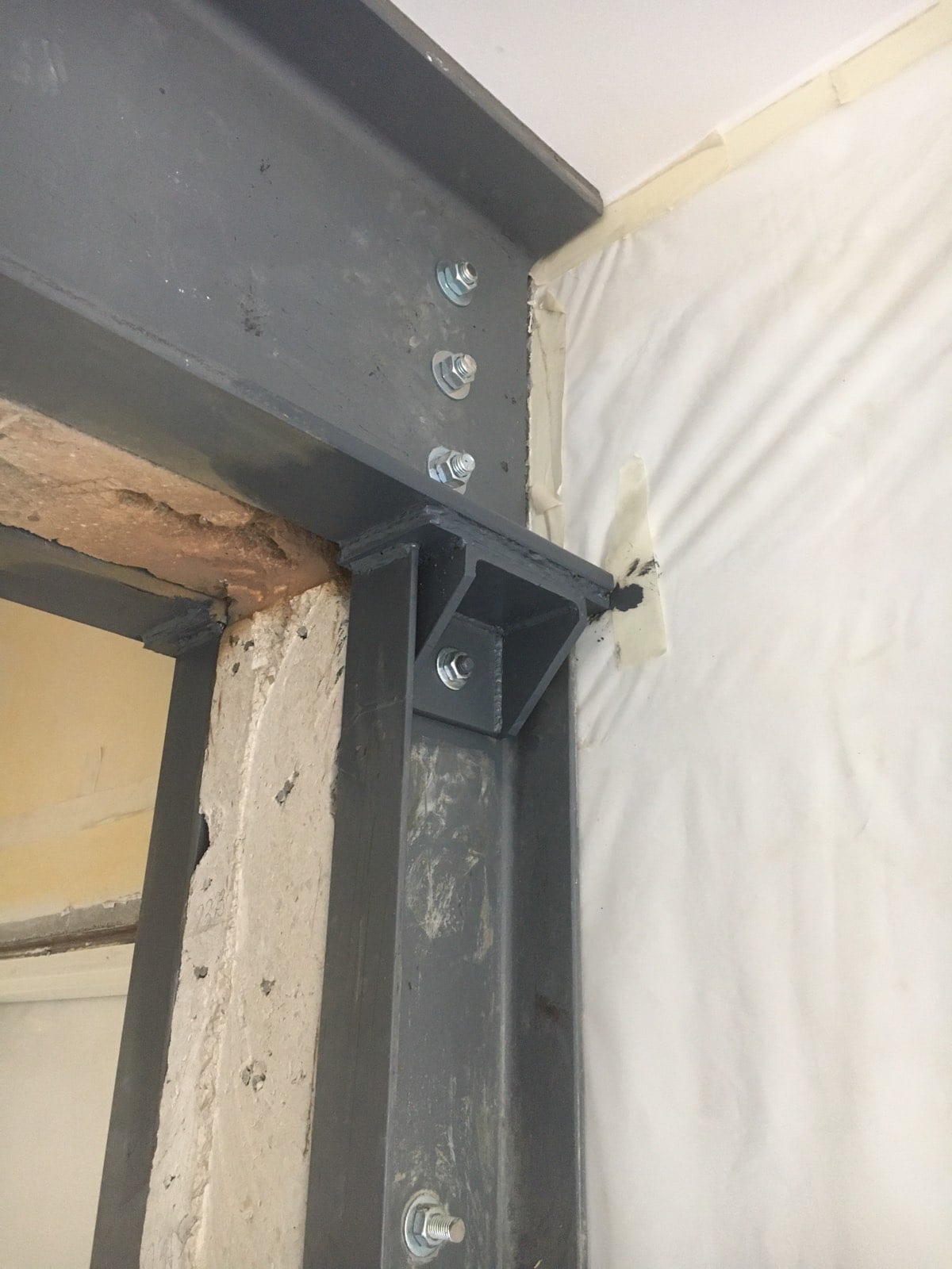 Murs porteurs - Création d'une ouverture dans un mur porteur en béton armée à Mandelieu-la-Napoule. Renforcement par technique de moisage. 10