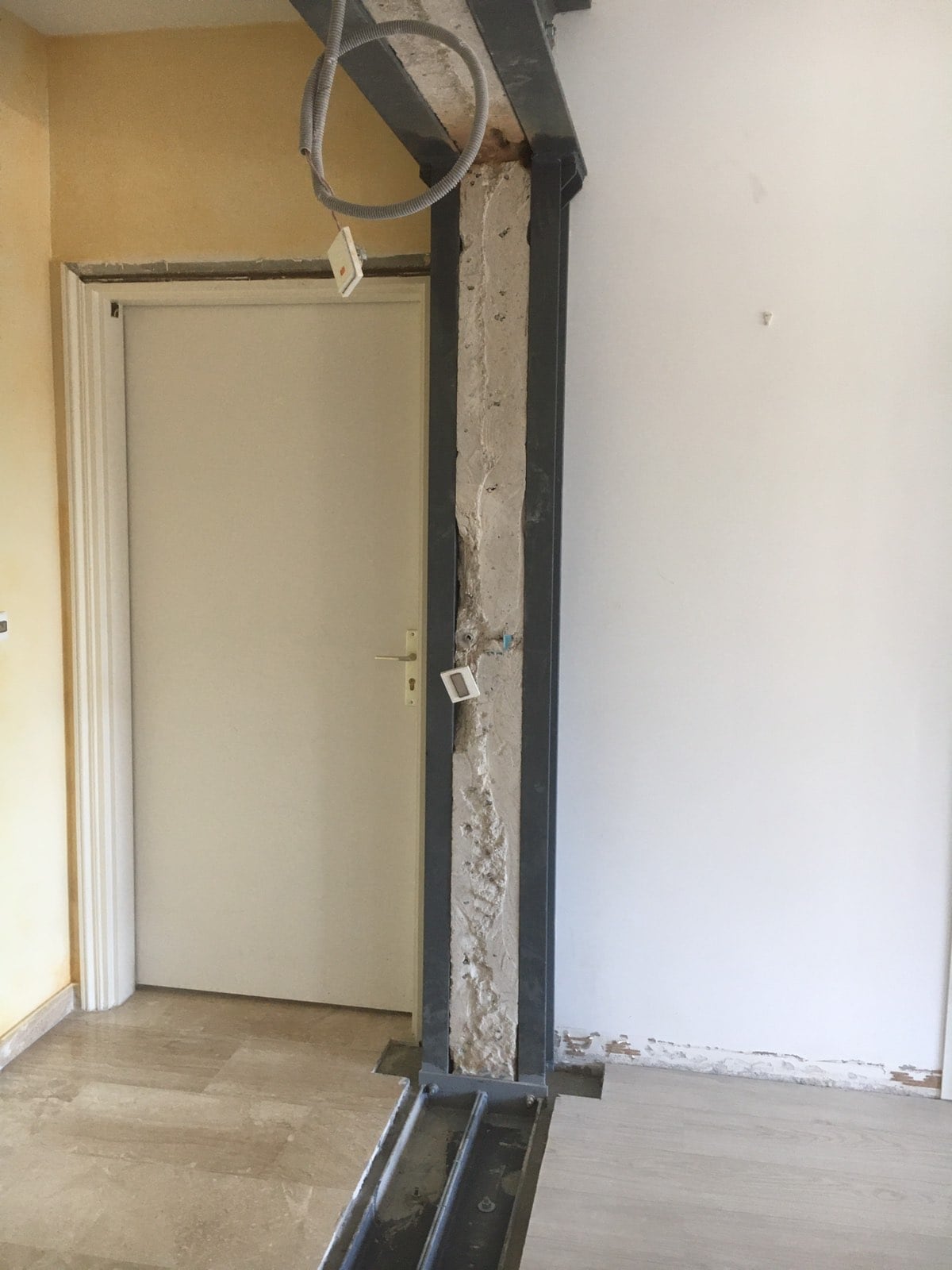 Murs porteurs - Création d'une ouverture dans un mur porteur en béton armée à Mandelieu-la-Napoule. Renforcement par technique de moisage. 5