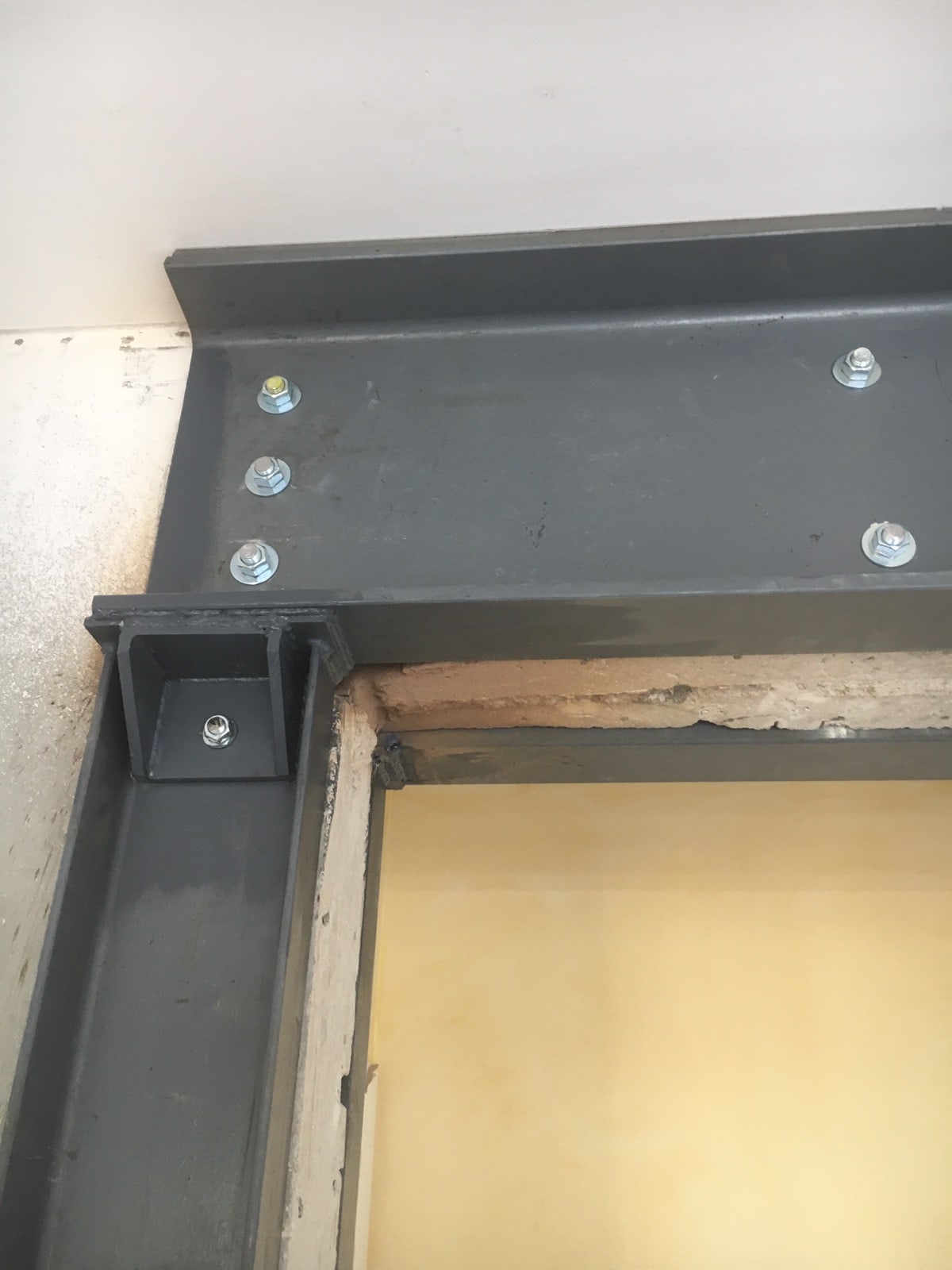 Murs porteurs - Création d'une ouverture dans un mur porteur en béton armée à Mandelieu-la-Napoule. Renforcement par technique de moisage. 4