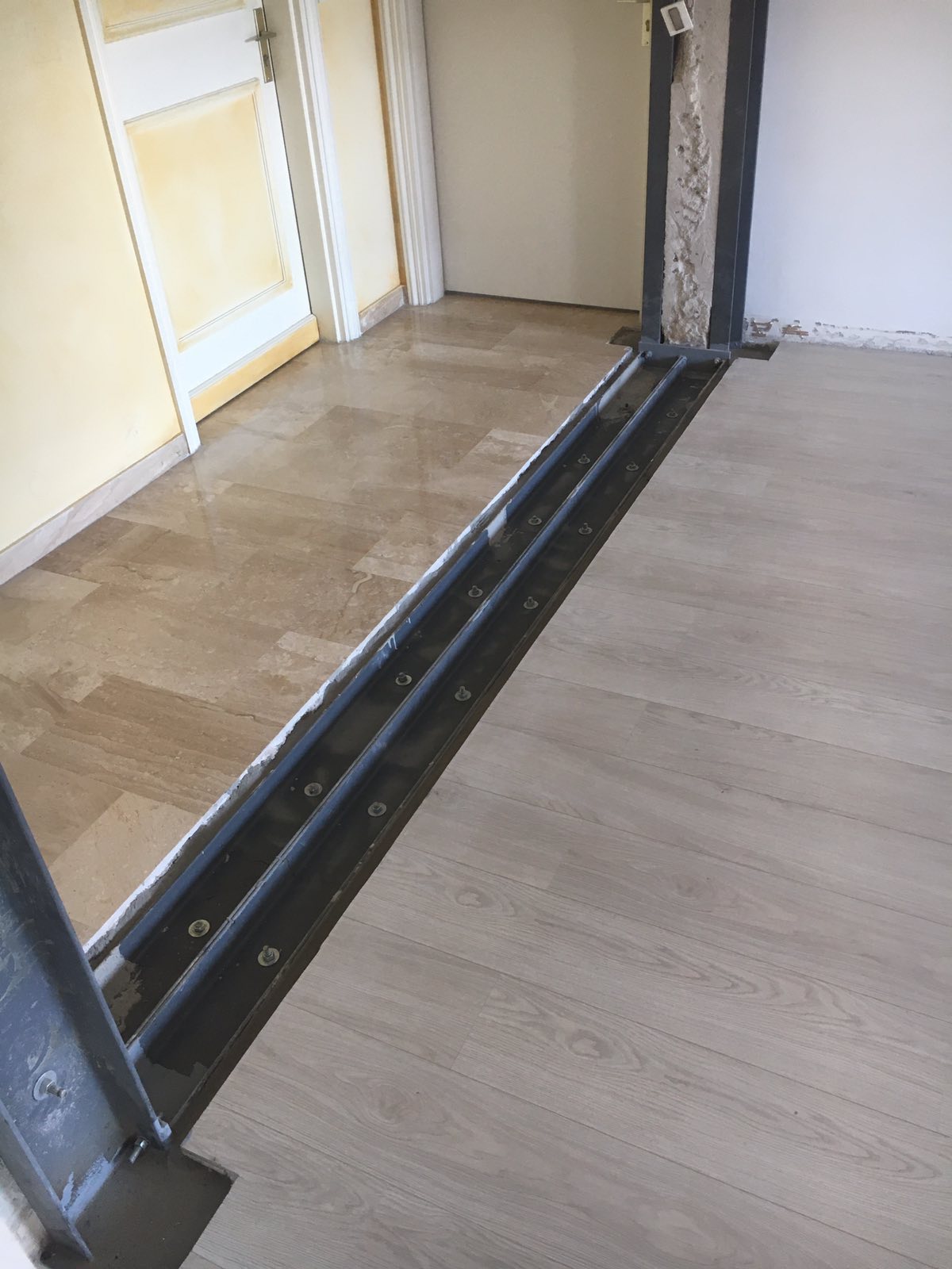 Murs porteurs - Création d'une ouverture dans un mur porteur en béton armée à Mandelieu-la-Napoule. Renforcement par technique de moisage. 3