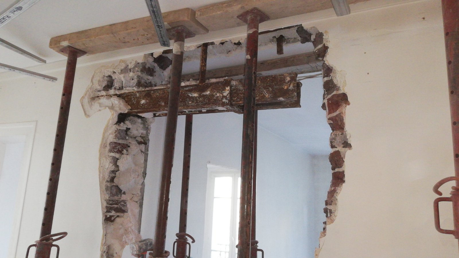 Murs porteurs - Agrandissement de baies dans les murs porteurs à Beausoleil. Renforcement par pose d’IPN. 16