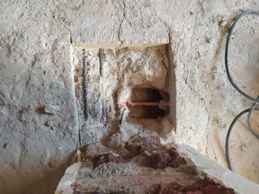 Ouverture dans le mur porteur à Valbonne. Renforcement métallique en technique ‘le portique’ - Murs porteurs