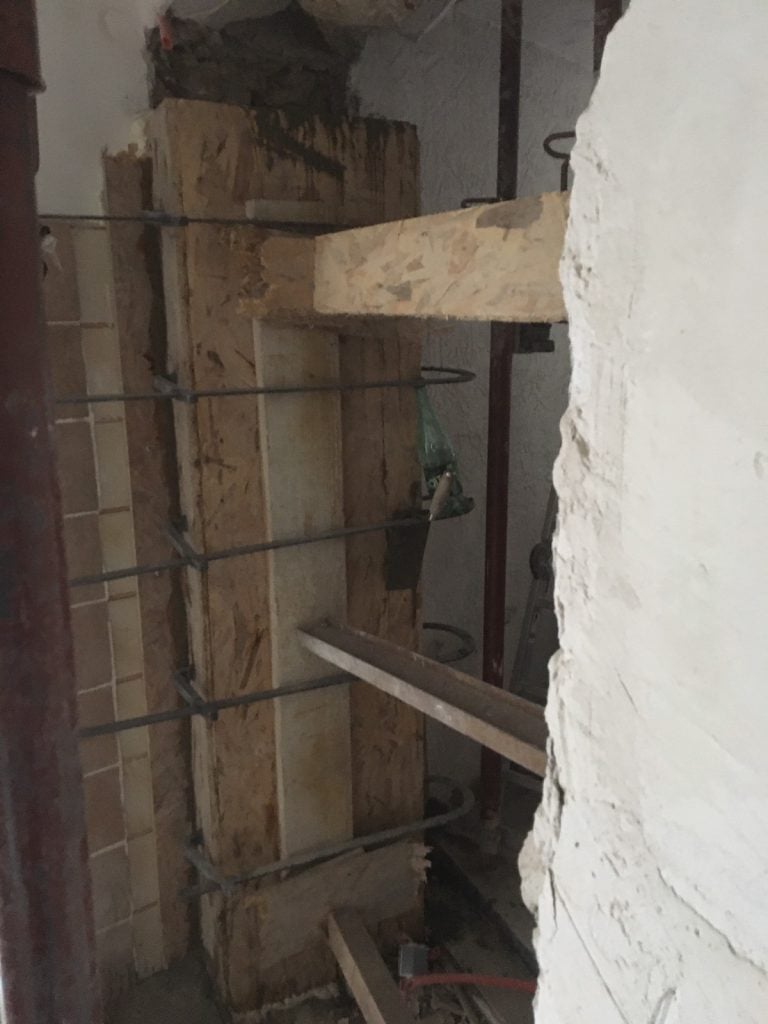 Création d’une ouverture dans le mur porteur en pierre à la Gaude. Consolidation par structure métallique. - Murs porteurs