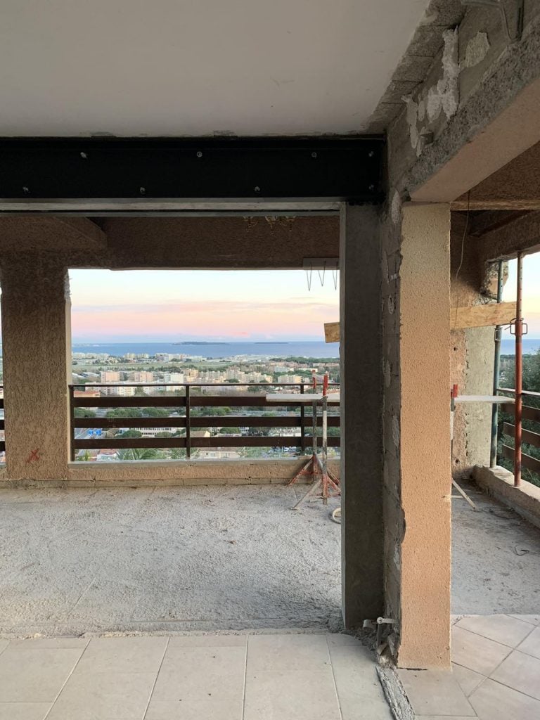 Démolition de mur de façade, renforcement par structure métallique et poteaux BA à Les-Adrets-De-L' Esterel - Agrandissement d'une baie