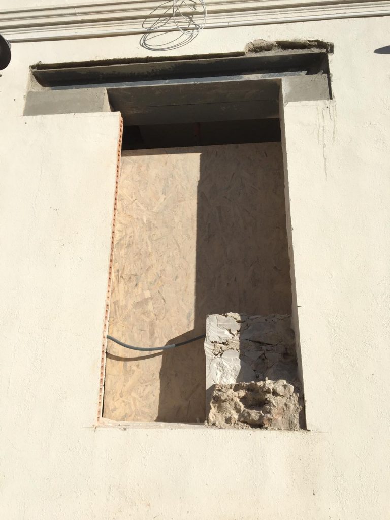 Ouverture des fenêtres dans le mur de façade, renforcement par IPN à la Roquette-Sur-Siagne - Agrandissement d'une baie