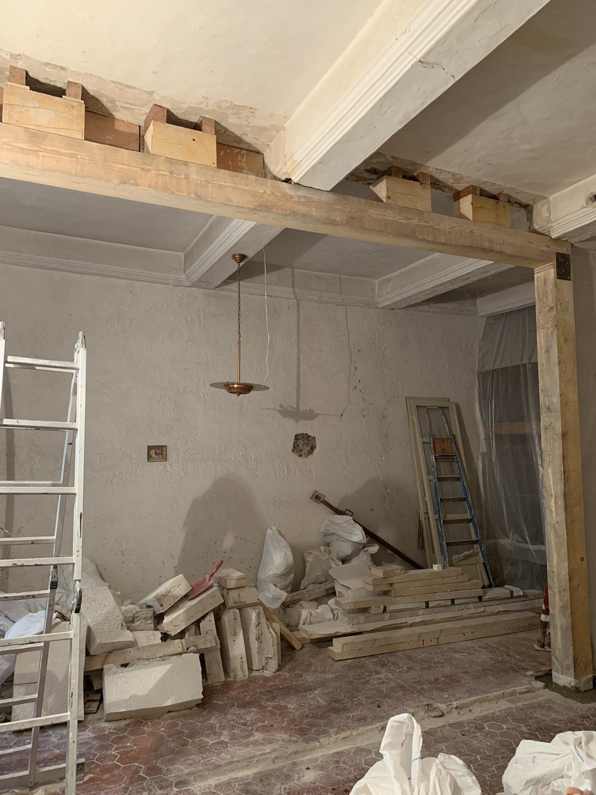 Démolition d’une cloison semi-porteuse à Villeneuve-Loubet . Renforcement par un structure en bois. - Murs porteurs