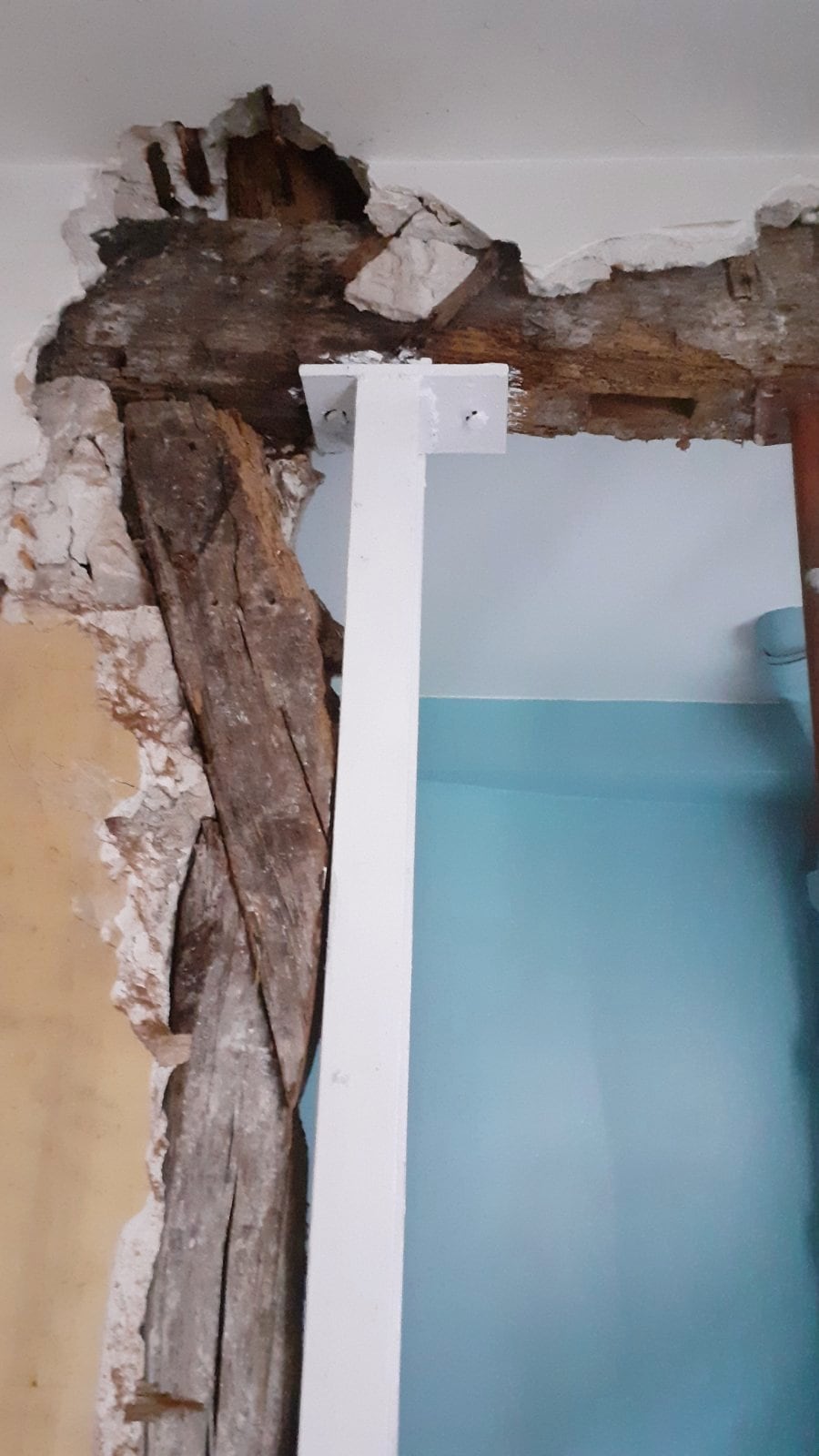 Création d’une ouverture dans le mur porteur en pannes bois. Consolidation par structure métallique à Cannes La Bocca. - Agrandissement d'une baie