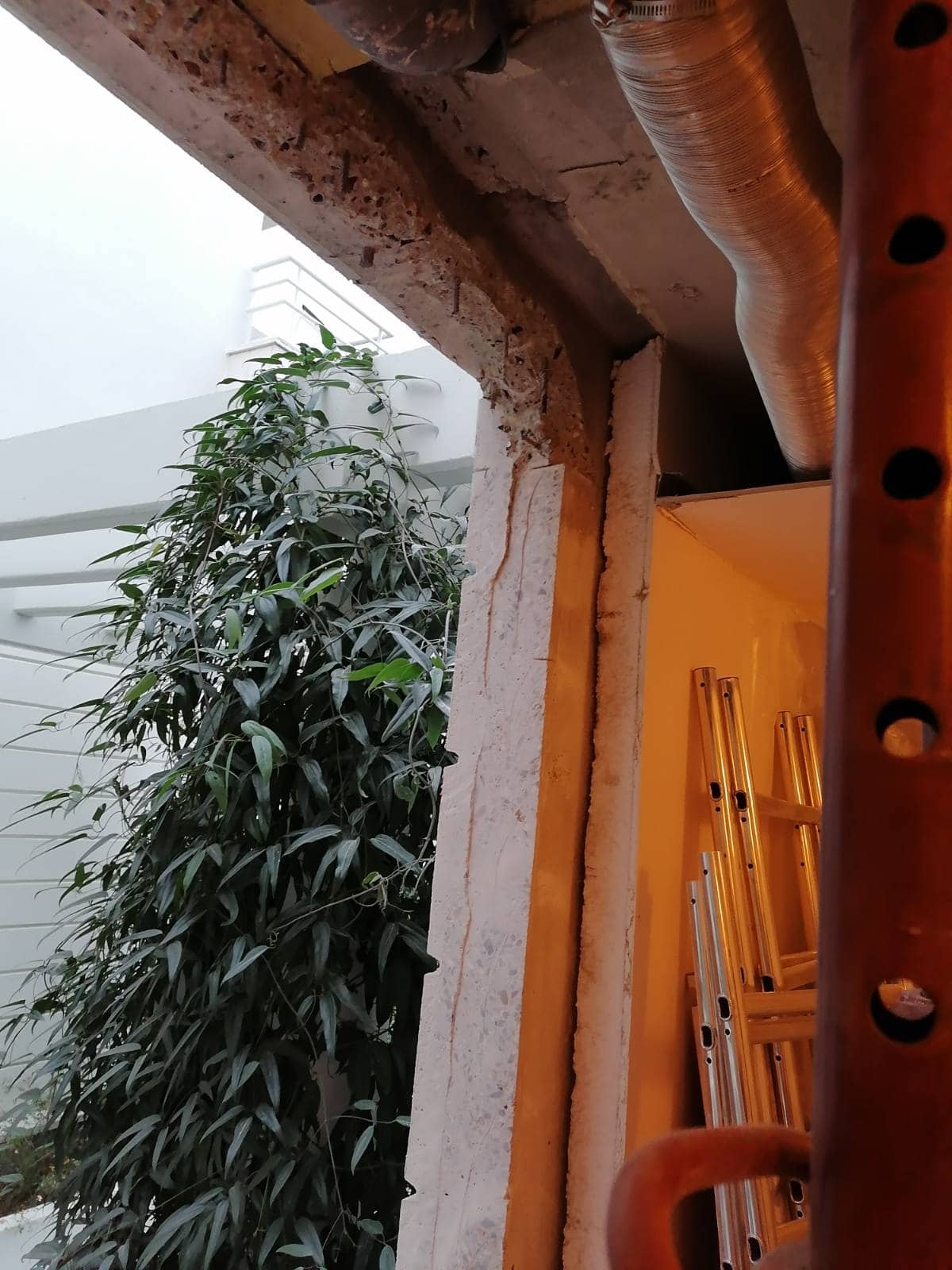 Ouverture d’une baie de fenêtre dans une voile en béton. Renforcement par structure métallique à Suresnes. - Agrandissement d'une baie