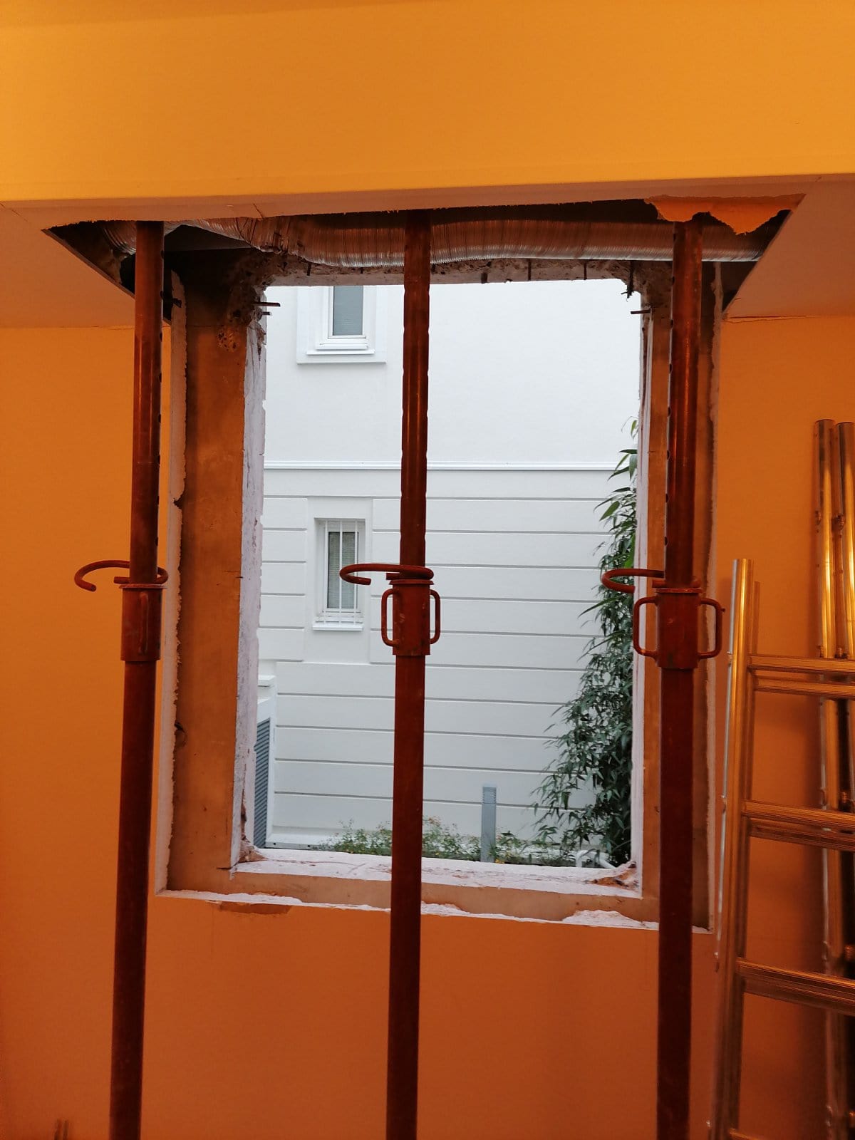 Ouverture d’une baie de fenêtre dans une voile en béton. Renforcement par structure métallique à Suresnes. - Agrandissement d'une baie