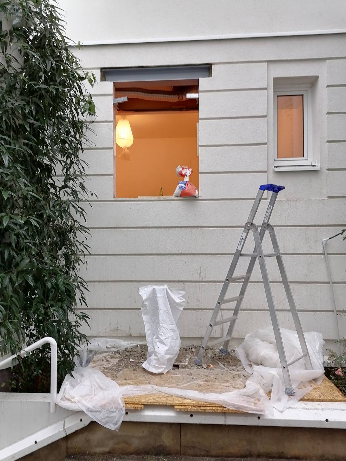 Ouverture d’une baie de fenêtre dans une voile en béton. Renforcement par structure métallique à Suresnes. - Structure métallique