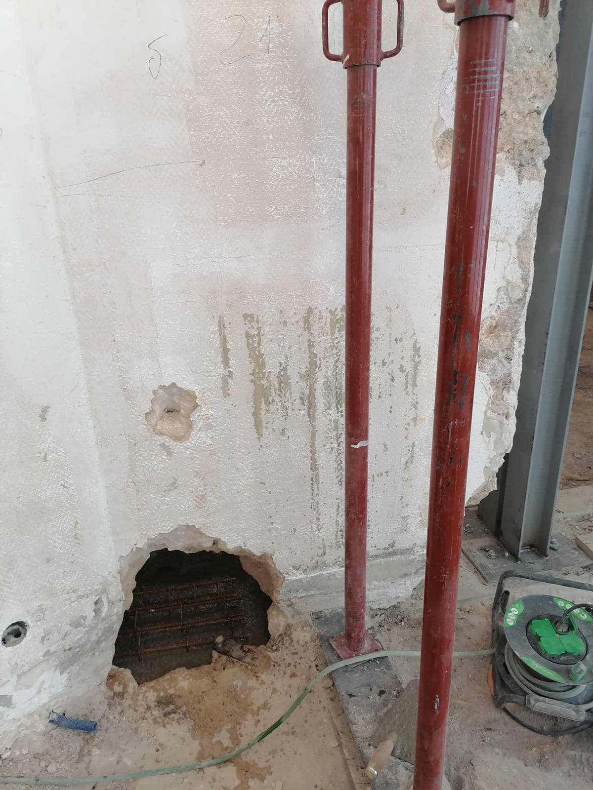 Création d’une ouverture dans un mur porteur et création d’une trémie d’escalier à Valbonne. - Plancher collaborant