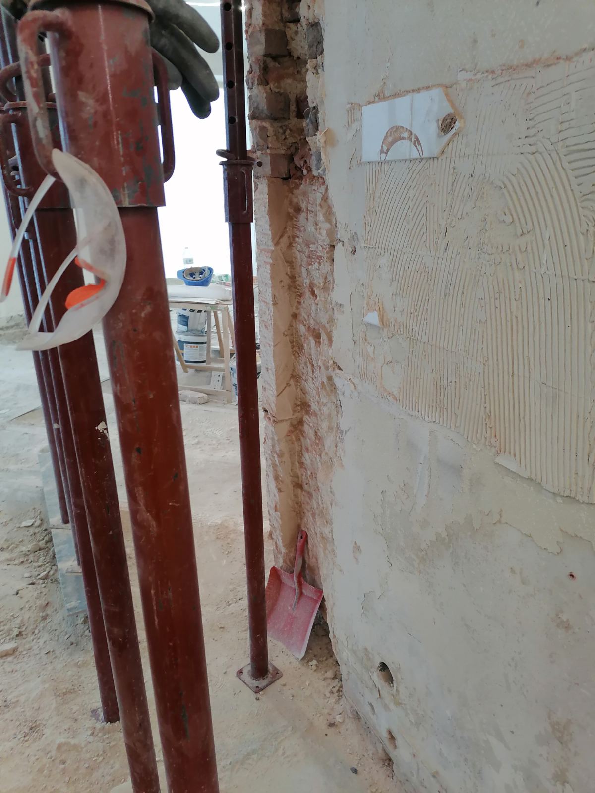 Création d’une ouverture dans un mur porteur et création d’une trémie d’escalier à Valbonne. - Plancher collaborant