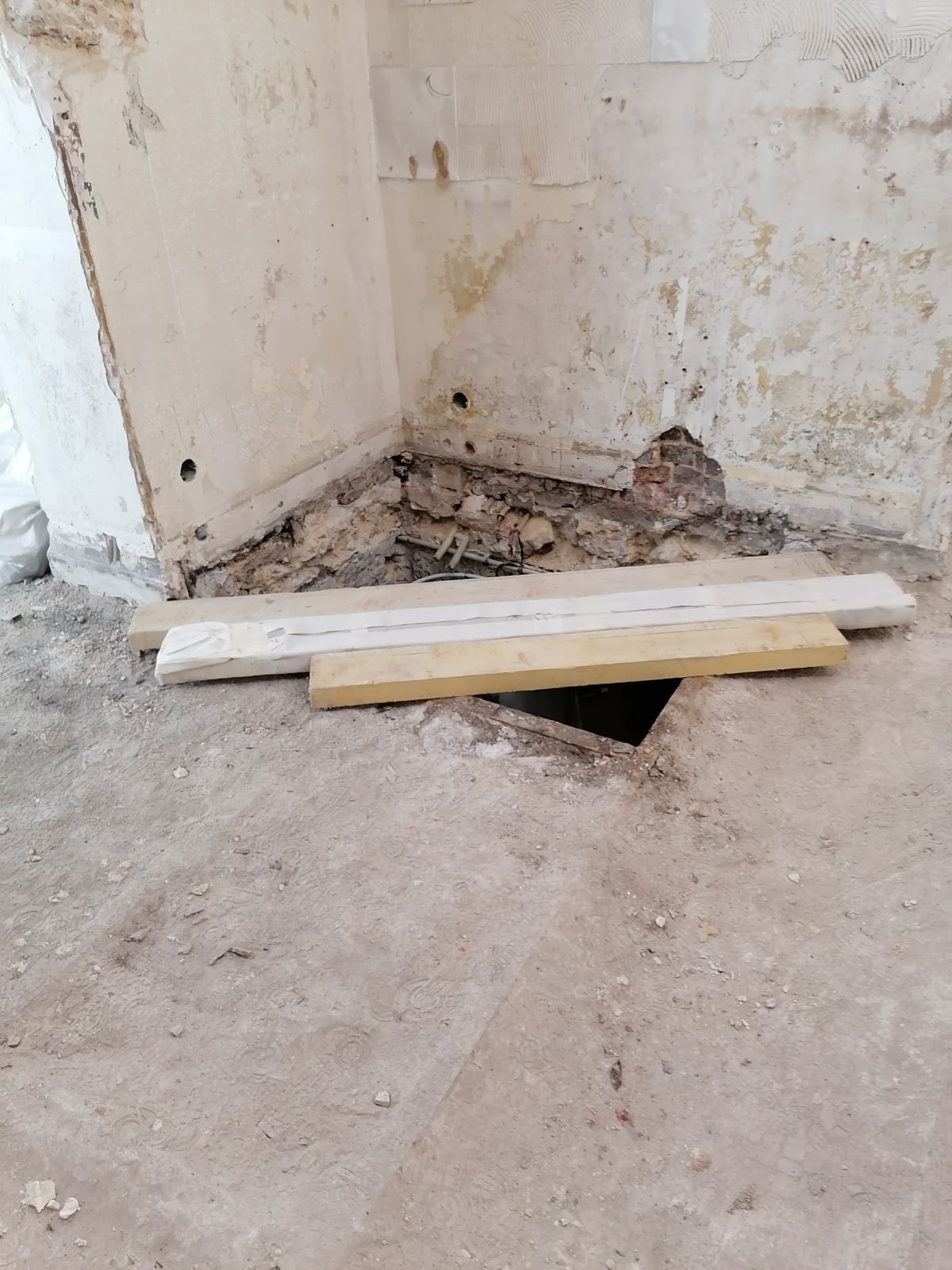 Création d’une ouverture dans un mur porteur et création d’une trémie d’escalier à Valbonne. - Plancher collaborant