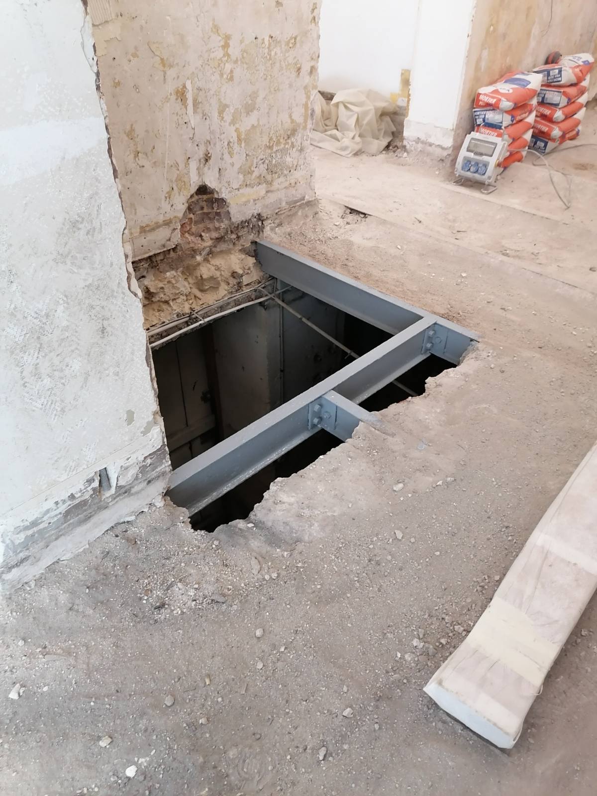 Création d’une ouverture dans un mur porteur et création d’une trémie d’escalier à Valbonne. - Structure métallique