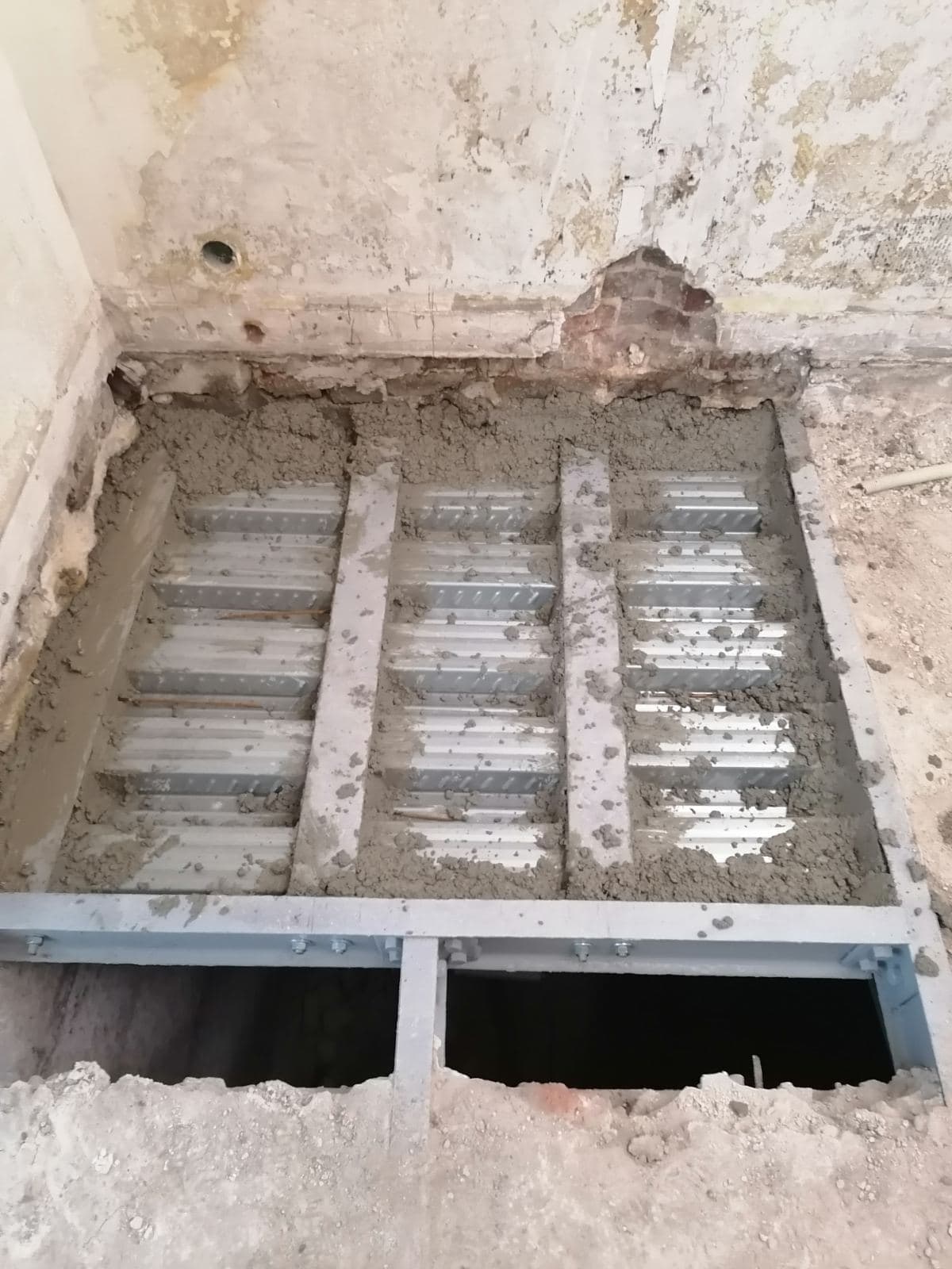 Création d’une ouverture dans un mur porteur et création d’une trémie d’escalier à Valbonne. - Plancher collaborant