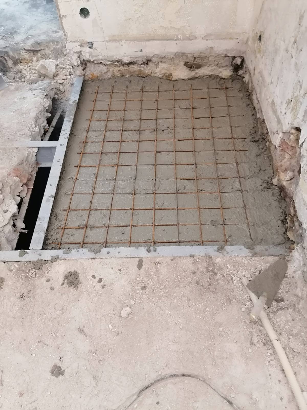 Création d’une ouverture dans un mur porteur et création d’une trémie d’escalier à Valbonne. - Plancher collaborant