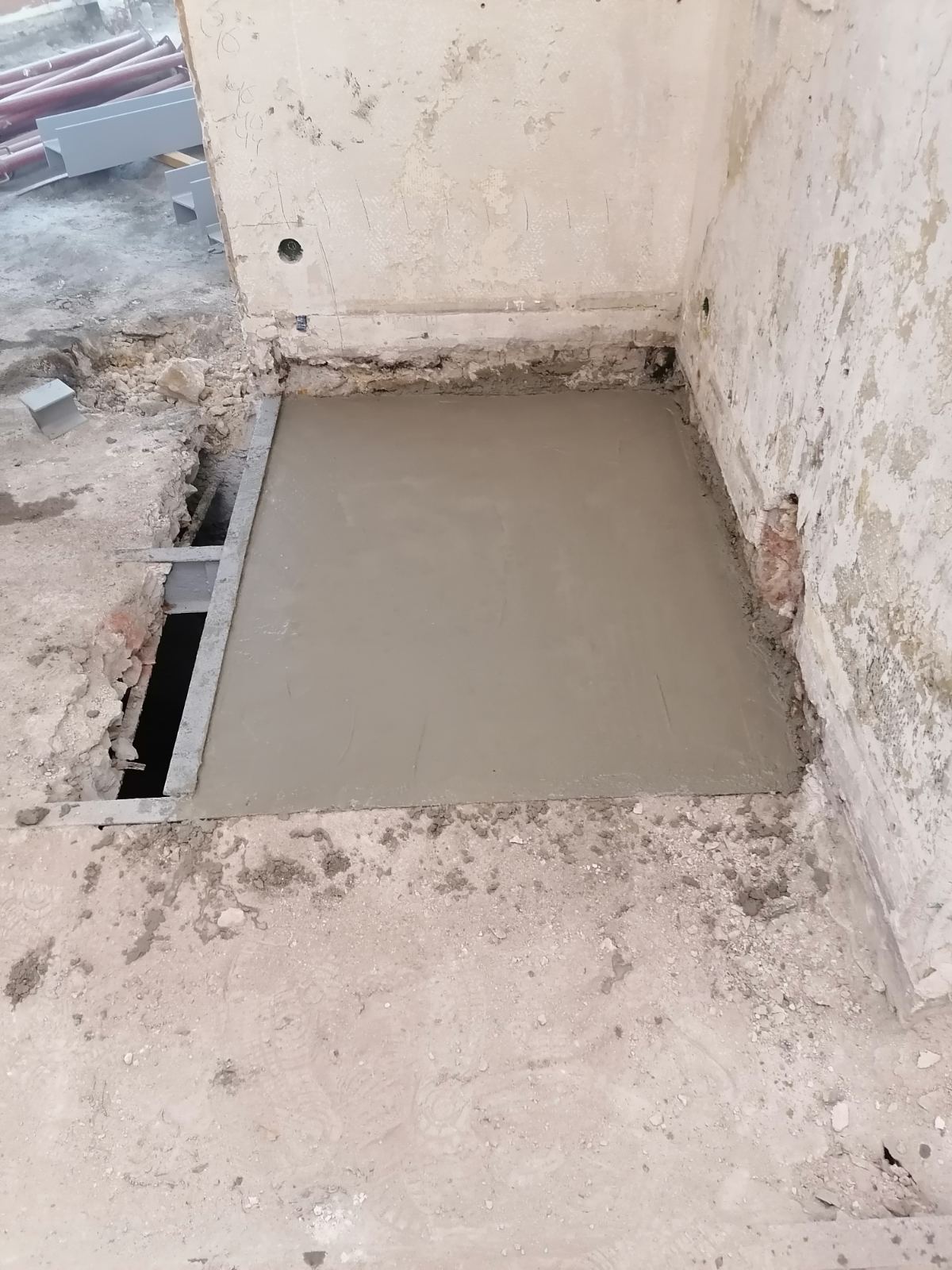 Création d’une ouverture dans un mur porteur et création d’une trémie d’escalier à Valbonne. - Plancher collaborant