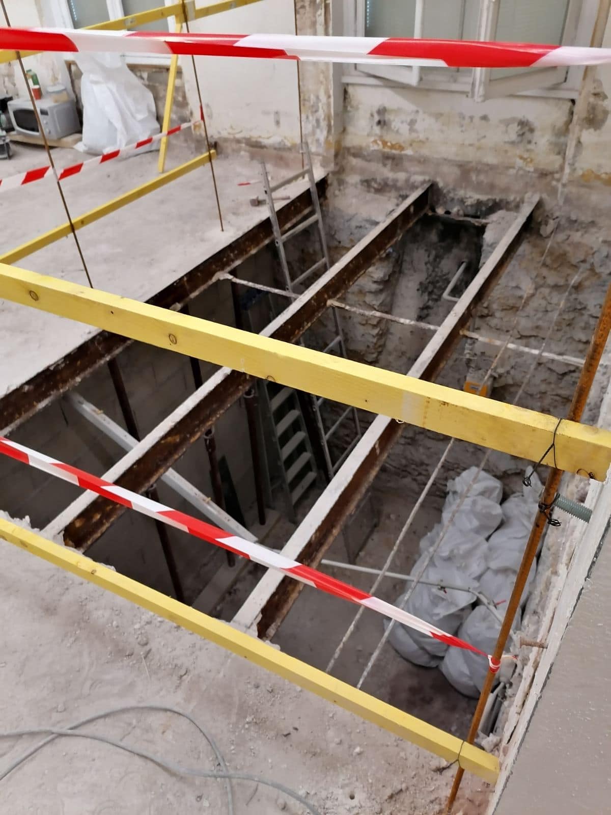 Création d’une ouverture dans un mur porteur et création d’une trémie d’escalier à Valbonne. - Plancher collaborant