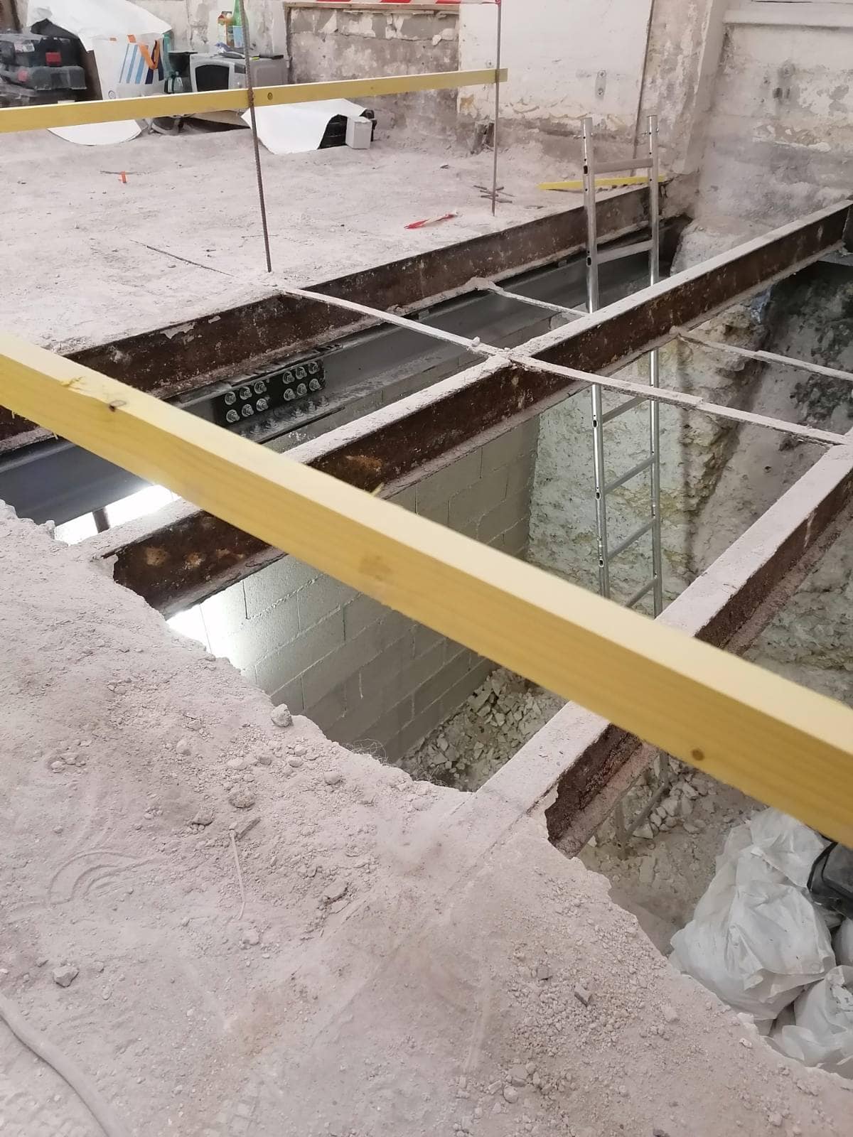 Création d’une ouverture dans un mur porteur et création d’une trémie d’escalier à Valbonne. - Plancher collaborant