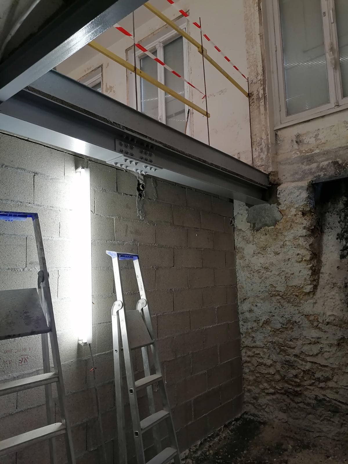Création d’une ouverture dans un mur porteur et création d’une trémie d’escalier à Valbonne. - Agrandissement d'une baie