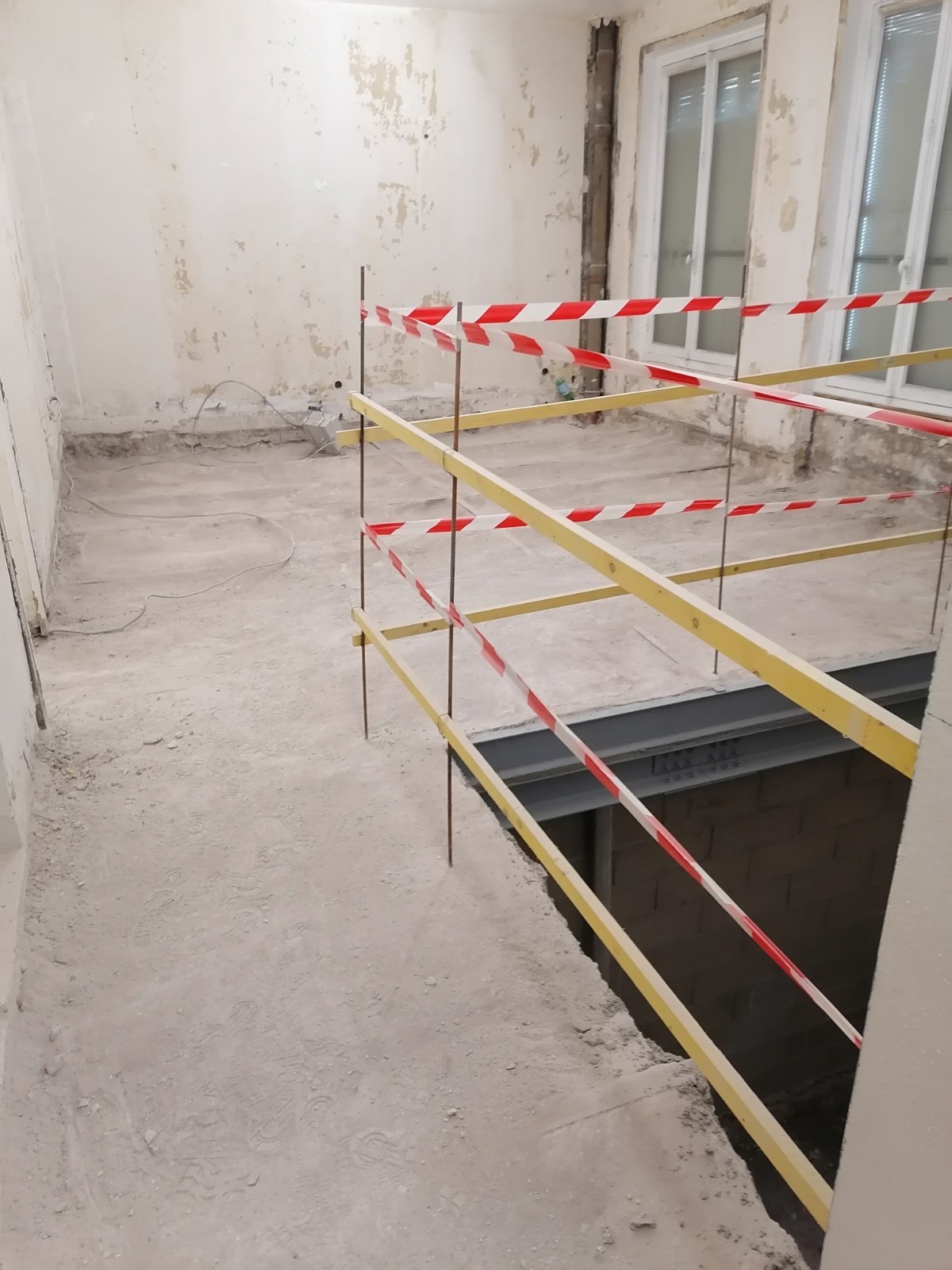 Création d’une ouverture dans un mur porteur et création d’une trémie d’escalier à Valbonne. - Plancher collaborant