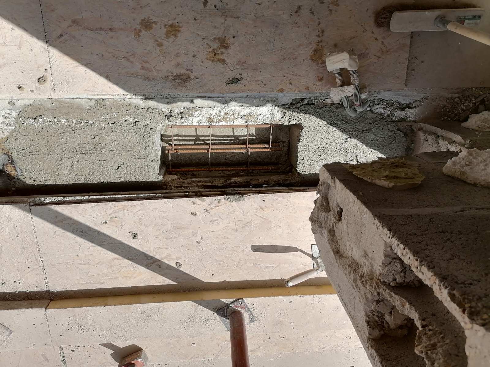 Création d'une ouverture dans un mur porteur de façade. Renforcement par structures métalliques à Carrières-sur-Seine. - Structure métallique