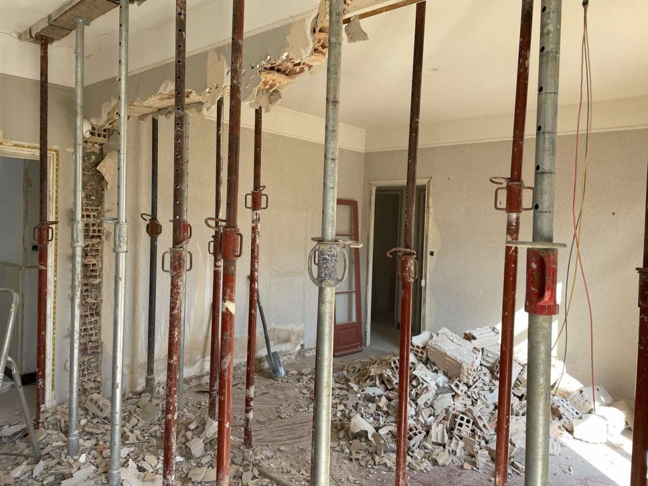 Comment fixer une planche contre un mur ?