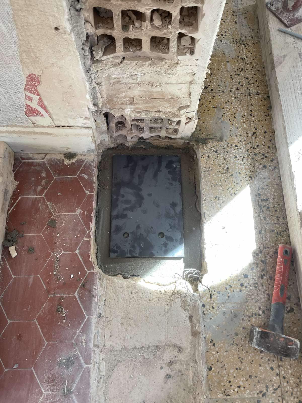 Démolition d'un mur porteur. Renforcement par structure métallique à Mandelieu-la-Napoule. - Murs porteurs