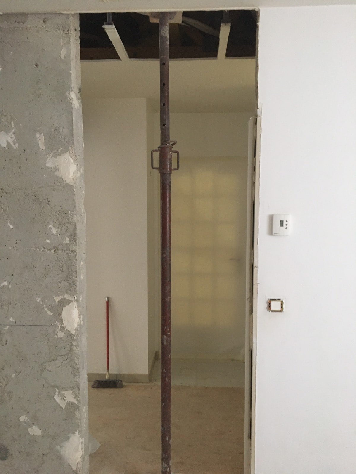Démolition de murs porteurs. Renforcement par structure métallique à Saint-Laurent-du-Var. - Murs porteurs